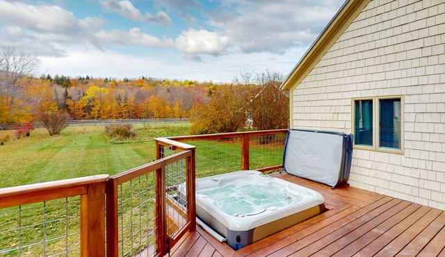 Lovely home with hot tub, firepit, patio, full kitchen, & washer/dryer