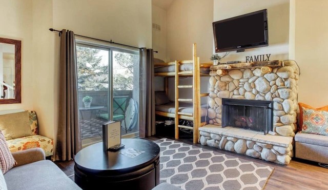 Lovely Studio Remodeled in 2020 with Shared Pool, Hot Tub & Lift Access