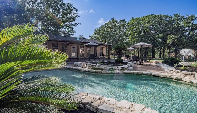 Luling Ranch-Pool-Pool Table-FoosBall-Sleeps 20!