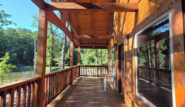 Luxury 2-bedroom plus loft cabin with WiFi and AC three miles to Wolf Pen Gap