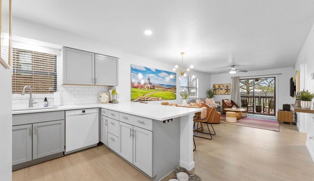 Luxury 2BR/2BA Condo>Indoor Pool>Indoor Hot Tub!