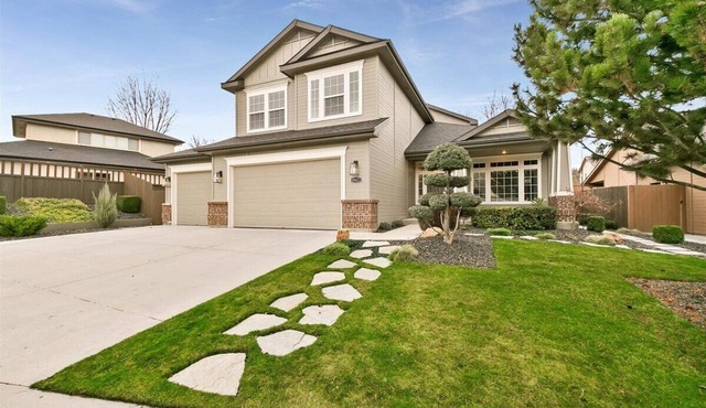 Luxury 3 BD/3BA house in charming Boise with WiFi, AC, Bikes, Com. Pool