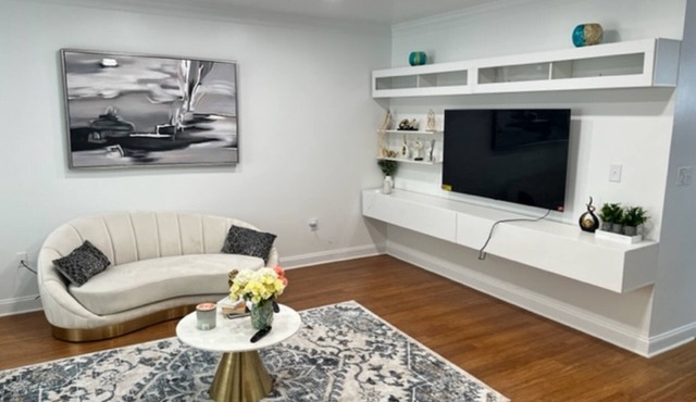 Luxury 3 Bedroom Town Home w/Patio and Grill, 2 Car parking