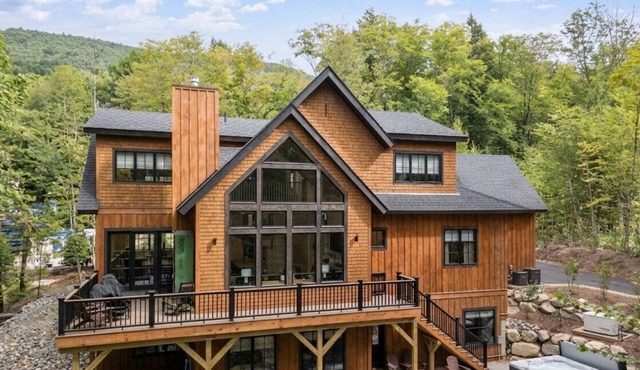 Luxury 6BR chalet across from South Peak quad. Hot tub, Peloton gym, arcade & pets ok. Sleeps 14.