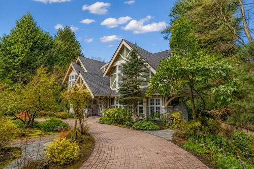 Luxury 7BR 8BA West Side Villa with Garden & Pond 5 Min to Downtown
