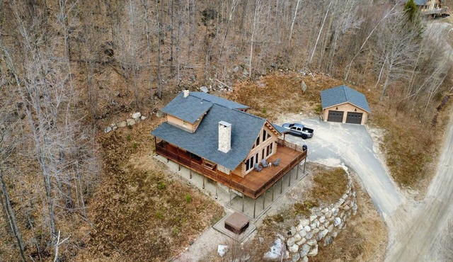 Luxury Cedar Log Cabin near Sunday River with Mtn Views, Hot Tub & Game Room