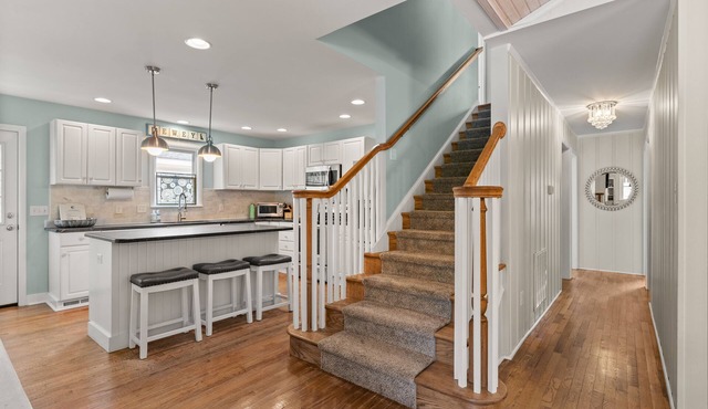Luxury cottage, beach blk, 7BR, heated in-ground pool, firepit, linens included!