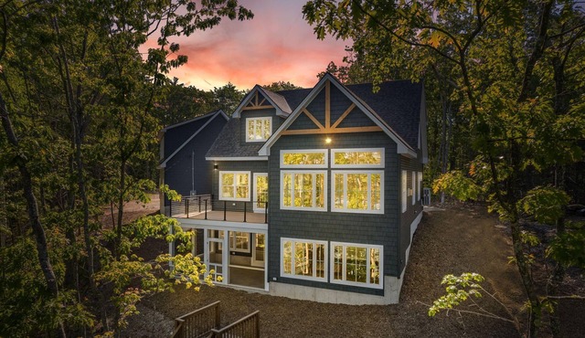 Luxury Lakeside Paradise w/Private Beach & Near Ski Resorts