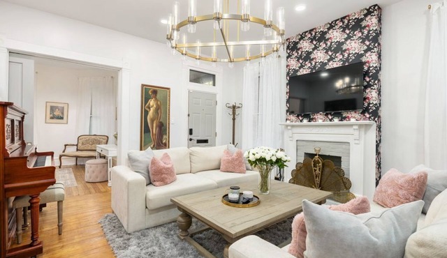 Luxury Rose Manor - Perfect for Bachelorettes!