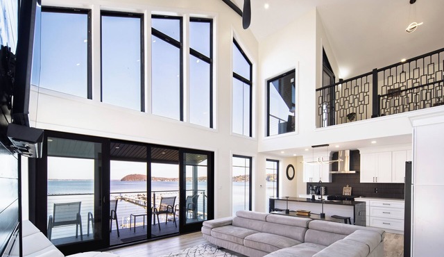 Luxury Waterfront & Lake Access