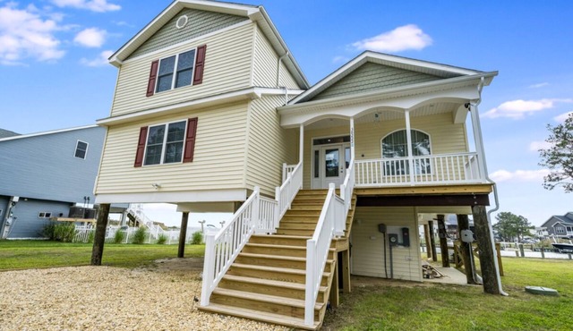 Luxury Waterfront Escape, Private Dock, Bay Views & Near Chincoteague Sleeps 10