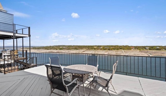 Luxury Waterfront Condo Pool + Hot tub Sleeps 4