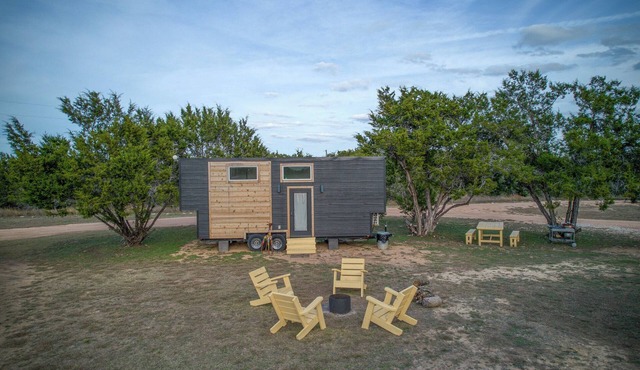 Madagascar-Inspired Tiny Home | Jungle Decor, Fire Pit & Hill Country Stars