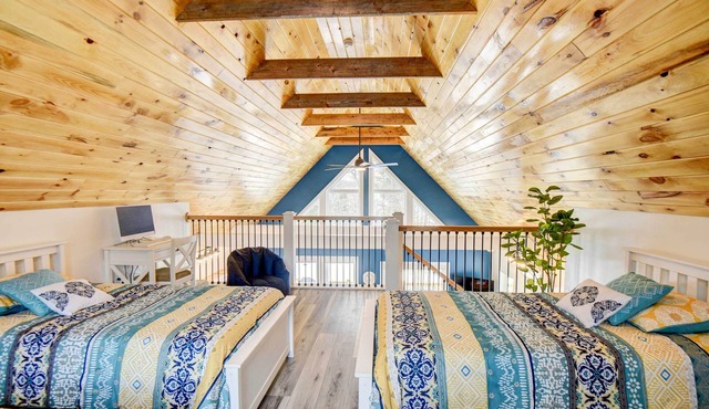 Maine Retreat w/Balcony: 5 Mi to Lakes