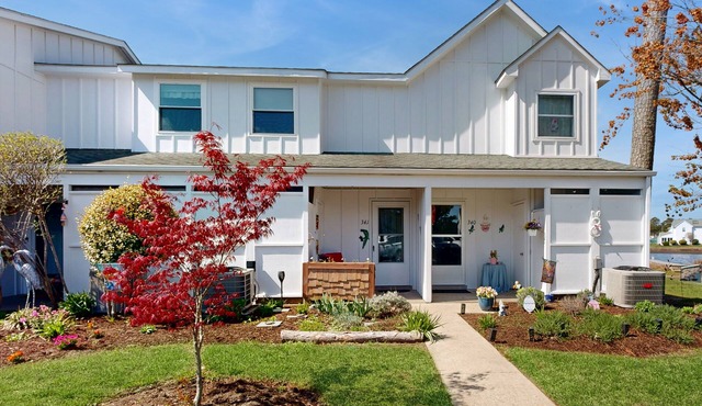 Mallard Lakes townhouse w/community pool, tennis & basketball court