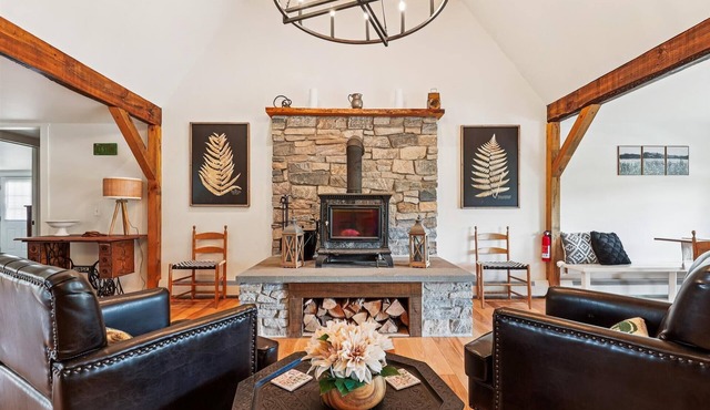 Maple Fox: large 2br, wood stove, deck, & firepit!