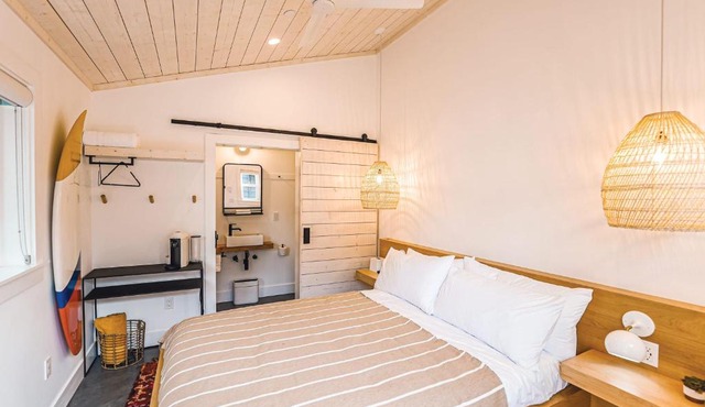 Mini Shortboard Room with a Queen Bed