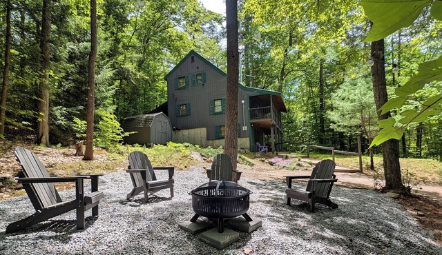 Minutes to Beach Pet Friendly House w Firepit, Grill, 2 Kayaks + Screen Porch