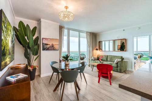 Modern 3BR 3BA Grove Condo Views Balconies Full Kitchen 3 Parking