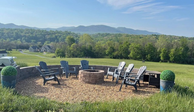 Modern 4-bedroom Country House in Stanley with WiFi, and A Big Sky View!