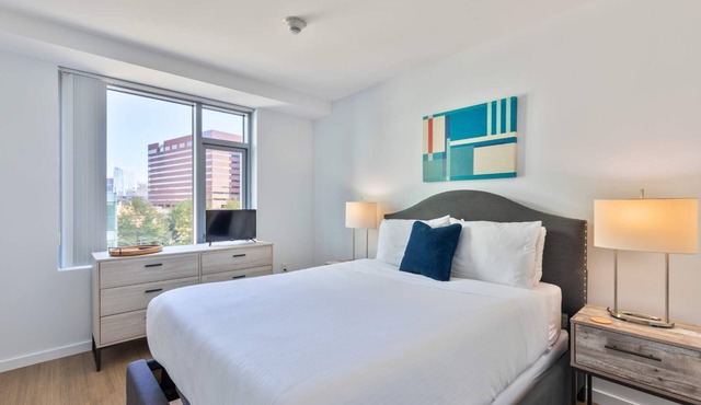 Modern Apt | Walk to Restaurants