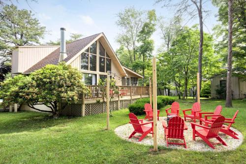 Modern chalet w hot tub, fire pit & pet-friendly