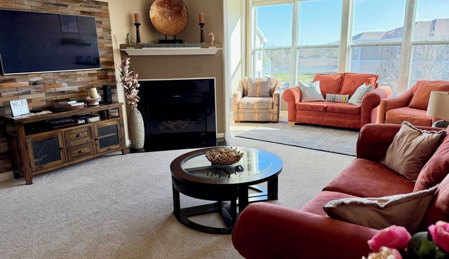 Modern & Cozy Retreat, Pool, Close to Beaches