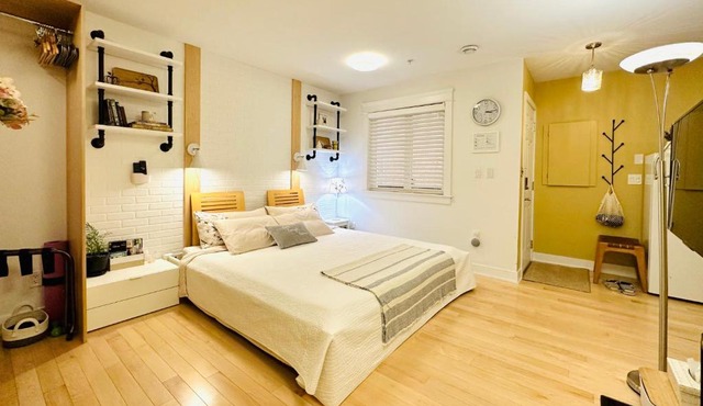 Modern King Studio - 10 mins to Downtown - Free Parking & Pet Friendly