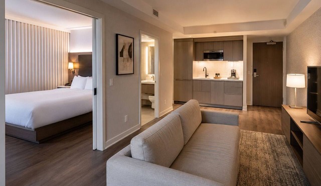 Modern Studio Downtown Stay Near Dining & Shows