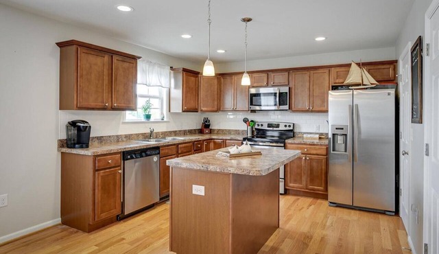 Modern Townhome within walking distance of Old Town Winchester and attractions