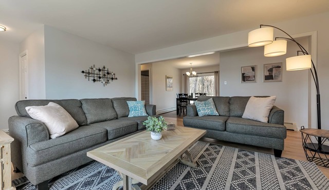 Moose Lodge 3 BR - New Renovation w/Pondside View