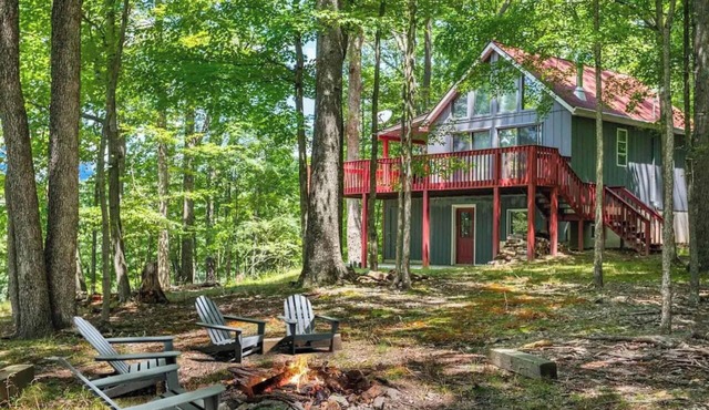 Mountain cabin w/hot tub & deck