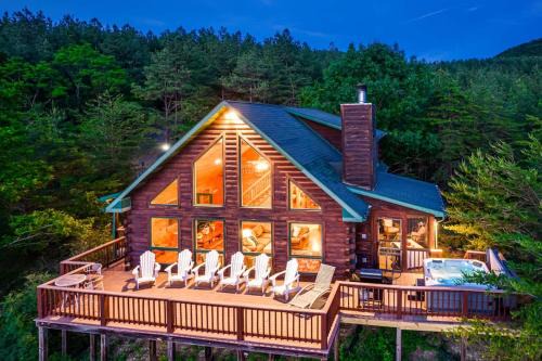 Mountain Cabin w 40 Acres, Hot Tub, FirePit & More