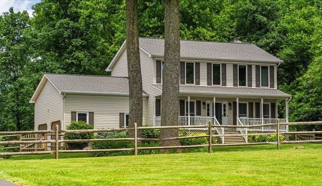 Mountain Views w/Hot Tub, 95” TV & Trail Access