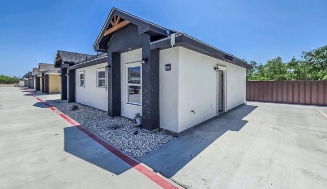 Near Kickapoo Casino1-bedroom condo with AC in charming Eagle Pass
