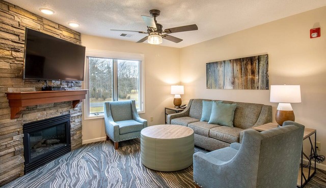 Nearby Golf, Resort Amenities, Full Kitchen!