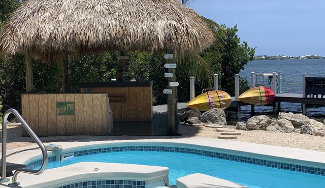 NEPTUNES END - 4 Bedrooms/3 Bathrooms Waterfront Retreat- Pool & Sunset Views