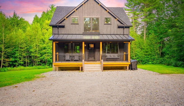 NEW Chalet 6 minutes from Sunday River! Hot tub, Sauna, Sleeps 12, Dog Friendly!