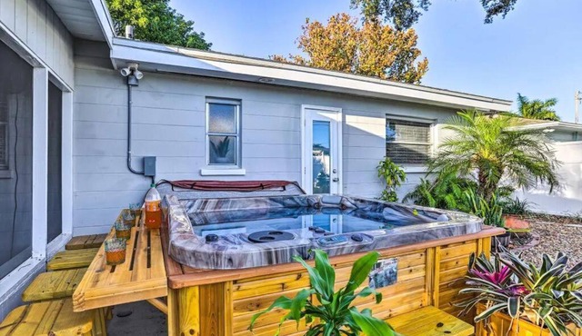 NEW! Cheerful bungalow with hot tub near beaches