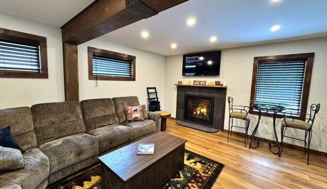 New Construction Barn style- Minutes from Skiing and Lakes