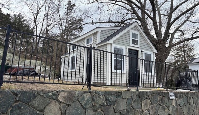 New cottage just steps from Cohasset Village. Monthly stays req. Available Oct 1