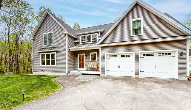 New, dog-friendly, custom-built home on 30 acres with firepit - near beaches