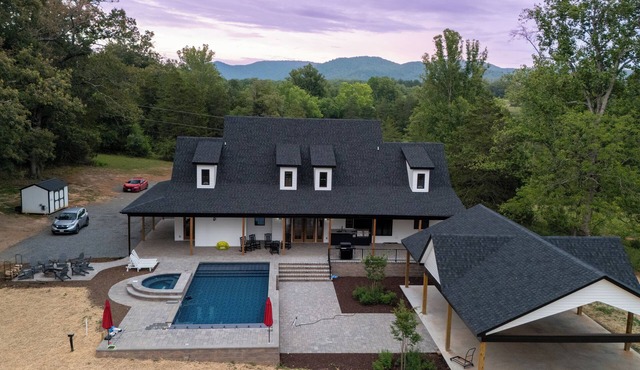 New! Secluded Farmhouse Pool + Firepit 14ppl