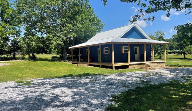 NEW, The Homestead Cabin, close to town, 2 bedroom with bunks, Huge Porch