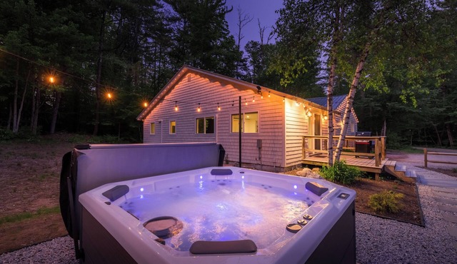 NEW to VRBO! Secluded White Mtns Home Hot Tub, EV, Pets Near Kanc Hwy, Sleeps 10