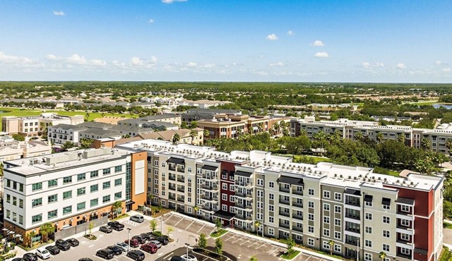 "NEW Unit" Cozy and comfy stay. Surrounded by retail shops, restaurants and bars