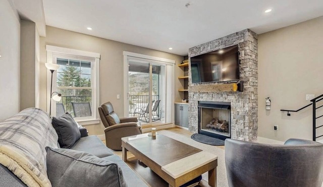 Newly built townhouse w/amazing view of town center: hiking, golfing & skiing