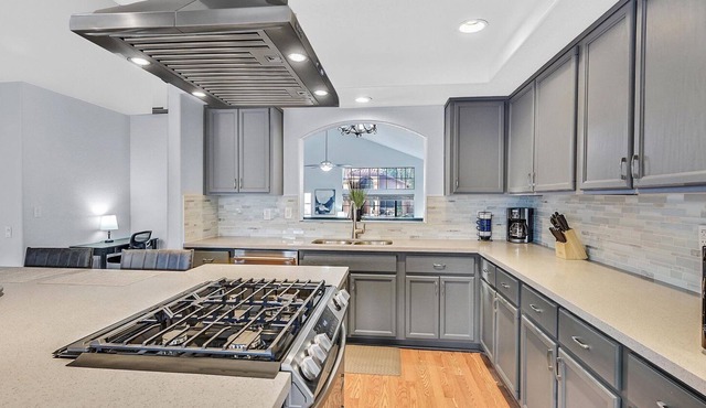 Newly Remodeled Upscale Pool Home - Excellent Location
