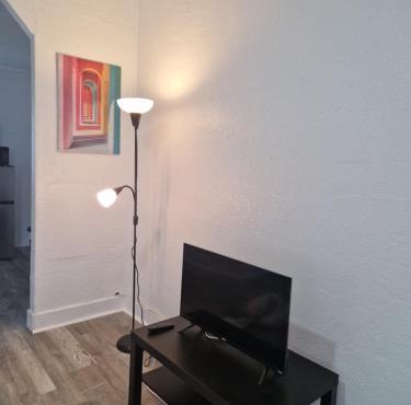 Nice 1 Bedroom Apartment in Sunny Days Motel 3