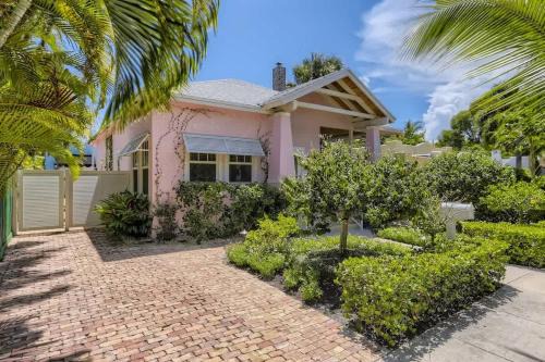 Nini's Cottage - Family-Friendly Pool Days and Cabana Nights Await